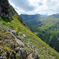 Das hoch gelegene Gößnitztal. Gegenüber die Aufstiegsroute.