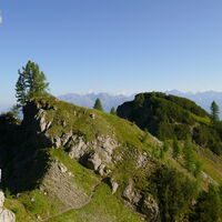 im Hintergrund stemmen sich die Spitzen der Schobergruppe gegen den Himmel