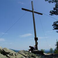 Gipfelkreuz mit Wanderer_Oststeiermark