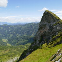 der Hangofen hebt sich schön von der umliegenden Landschaft ab
