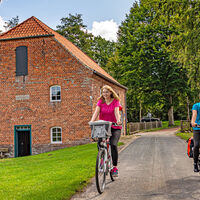 Radfahrerinnen bei der Mühle in Bademühlen