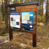 Beschilderung des Saimaa-Geoparks auf dem Parkplatz