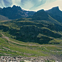 Val Grosina, im Hintergrund die Silhouette des Sasso Maurigno.