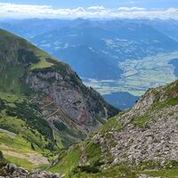 Blick von der Haidachstellwand zur Wiesinger Skihütte und ins Inntal