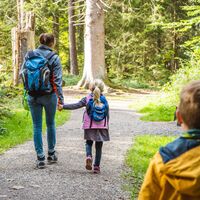 Familie unterwegs auf dem Naturerlebnispfad