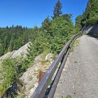 Felswand zum Fluhbach hinunter