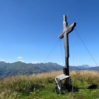 Nach dem Hundeckgipfel (2079 m) beginnt der steile Abstieg in den Bergsteigerort Hüttschlag.