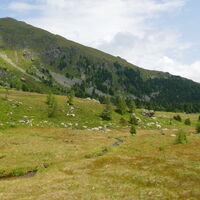 in Mäander schlängelt sich das Wasser ins Tal