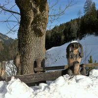 Wildschönau Thierbach Winter Koglweg Holzfiguren.jpg