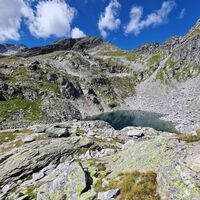 Nach kurzer Wegstrecke erreichen wir den Kleinen Tauernsee, der direkt unterhalb des Tauernkamms liegt.