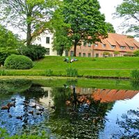 See vor dem Bachmann-Museum mit Wanderern auf der Wiese