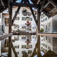 Der grösste Holzbrunnen von Europa steht in Valendas. Ein Abstecher von 50 Meter neben der Route lohnt sich.