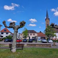 Ruppertsberg Dorfplatz mit Martinskirche