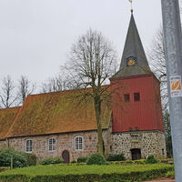 Die Gangolf-Kirche mit Markierungszeichen in Oerel