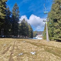 Wenn der Schnee geschmolzen ist, kann man am alten Sessellift entlang die Piste runterwandern.