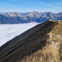 Aussicht nach Norden, im Vordergrund der Grat Richtung oberes Gämple. Im Hintergrund links die Kohlbergspitze, ganz rechts der Daniel.