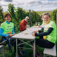 Verdiente Rast an einer Genussstation im Weingarten bei einem Glas Wein