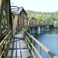 Wanderweg auf der Eisenbahnbrücke über die Aare