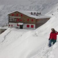 Verschneite Innsbrucker Hütte; copyright by Innsbrucker-Hütte