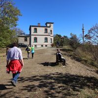 Wanderer auf dem Weg zum Berggasthof auf dem Hörselberg