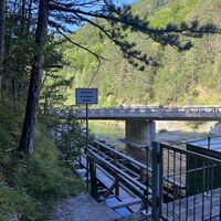 .. und hier gelangt man wieder zur Straße bzw zum Ein-/Ausstieg aus dieser Wasserleitungsweg-Etappe