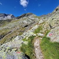 Über die noch gut erkennbare alte Römerstraße geht es bergauf.