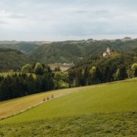 Mountainbiker beim Schloss Neuhaus