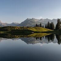 Der Lag da Laus mit Spiegelbild