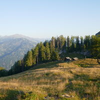 die Hütten auf der Weißstein-Alm