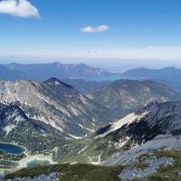 Ausblick auf die Schöttelkarseen (vorne) und den Walchensee (hinten)