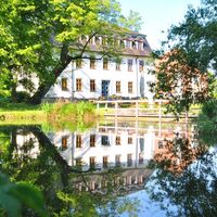 Blick über den Teich zum Hotel - Wilhelmsglücksbrunn