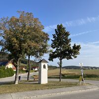 .. und hier bei diesem Wegkreuz links den Feldweg weiter. Die hier wieder nur für Befugte betretbare Trasse geht rechts im Bild nach der Verbotstafel weiter)