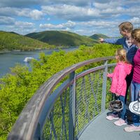 Baumkronenweg Edersee - Herrlicher Ausblick auf den Edersee und auf Schloss Waldeck