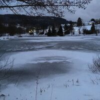 Zugefrorener Strycksee bei Einbruch der Dunkelheit