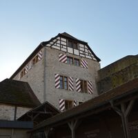 Burg Brattenstein mit Zehntscheune