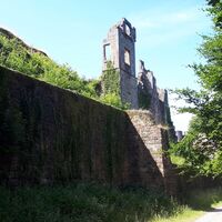 Pfad entlang der Burgruine Neuscharfeneck