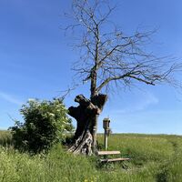 .. ist ein Wegkreuz mit Rastbankerl ..