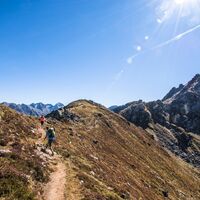 Wanderer auf dem Weg zwischen Hochfeld und Schiedeck