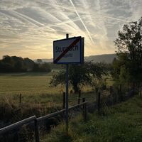 An der Kirche vorbei durch den Ort..