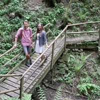 Eine Brücke führt über den Bach