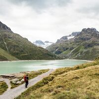Am Silvrettasee entlang, vor einem der Piz Buin mit dem Ochsentaler Gletscher