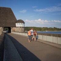 Gruppe auf der Staumauer