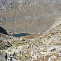Beim Aufstieg zu den kleinen Seen sieht man den Malciassia-See in der Ferne