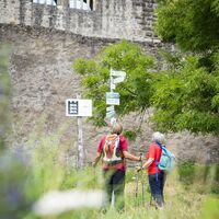 Wanderer am Wegweiser Burgruine Albeck
