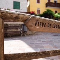 Die Rundfahrt um den Ledrosee führt durch die Altstadt von Mezzolago
