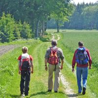 Wanderer auf dem Weg zum Dicken Holz bei Tarmstedt