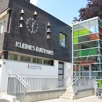 Außenansicht kleines Rathaus mit Glockenspiel in Salzgitter-Bad