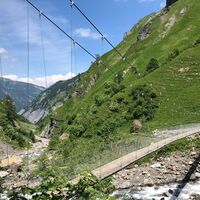 Die im Jahr 2018 neuerbaute Hängebrücke bei Batöni