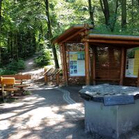 Sitzgruppe, Unterstand und Bronzemodell