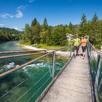 Die Fux-Fußgängerbrücke über den Fluss Sava (Der Lipnica-Burgweg)